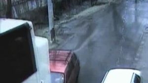 VIDEO O masina a fost tarata de un autocar plin de turisti!