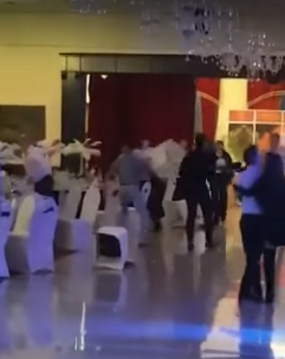 Scandal MONSTRU la petrecere! S-au luat la bătaie de la manele! Scaunele au zburat, dar… Trupele speciale…