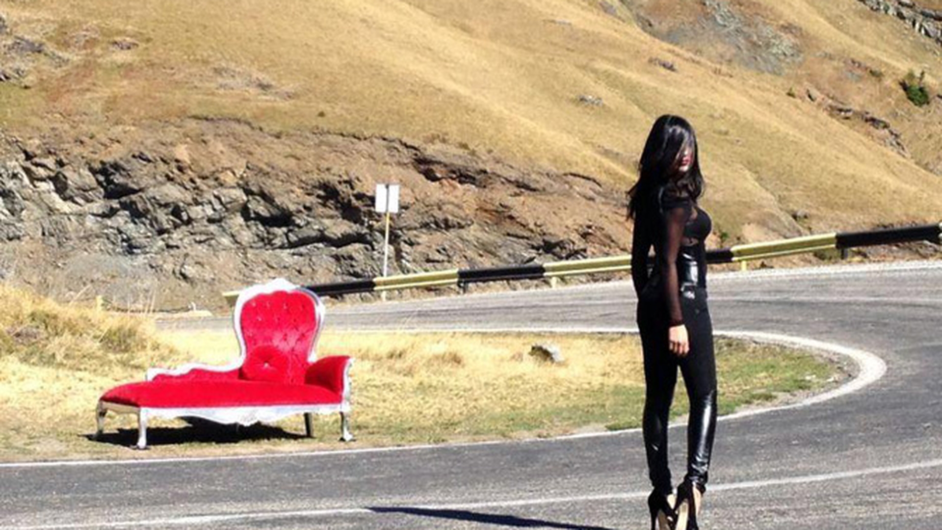 Adelina, "dominatoarea"! Imaginea care i-ar provoca atac de cord lui Liviu Varciu! A colindat serpentinele de pe Transfagarasan pe tocuri de 15 cm, imbracata cu pantaloni de piele negri !