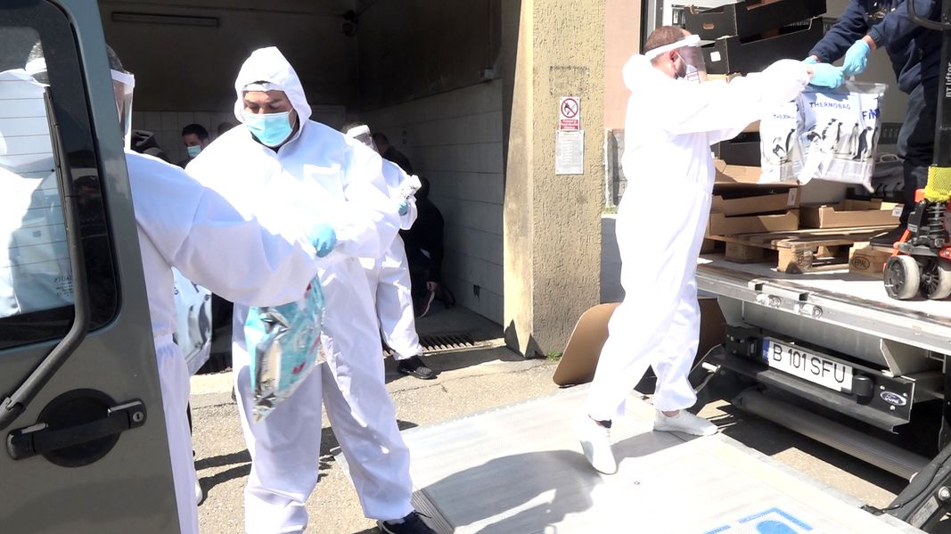 Primăria sectorului 1 a strâns sute de voluntari și a mers să împartă alimente la peste 500 de persoane. „Vom repeta acțiunea”