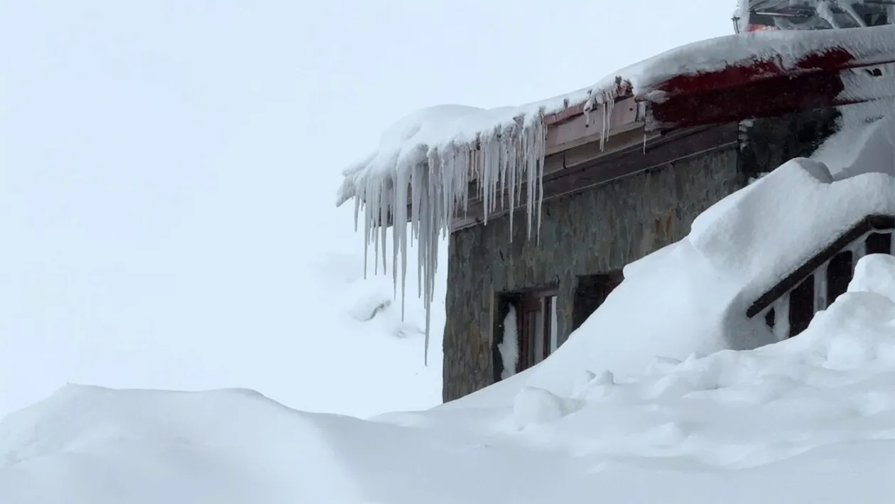 Strat de zăpadă de 50 cm în aceste orașe din România. Meteorologii și autoritățile, în alertă