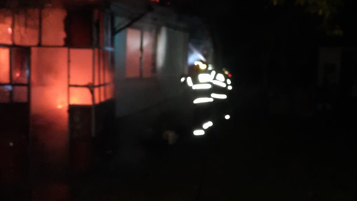 A rămas sub cerul liber. Casă mistuită de foc în Argeș