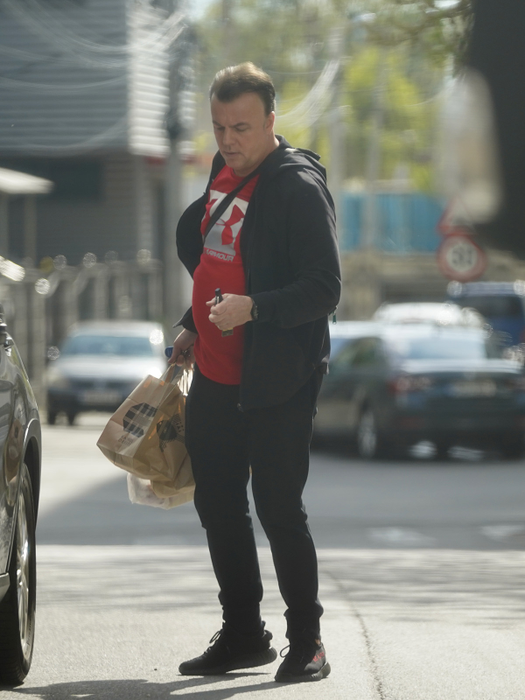 Cântărețul, încărcat cu produse cumpărate / (Sursa: CANCAN.RO)