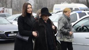 Imaginile durerii! Mama Cristinei Țopescu a avut nevoie de ajutorul Andreei Berecleanu pentru a intra în crematoriu