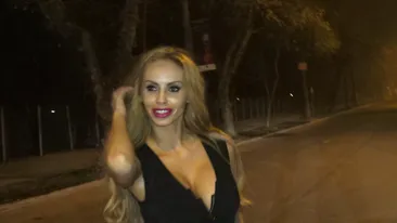 Mai mult dezbracata, decat imbracata! Flore Salalidis a imbracat o bluza super-transparenta si a uitat sa-si puna sutien!