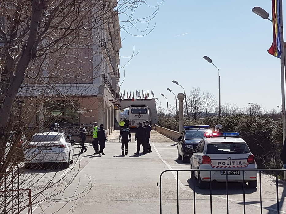 Poliția din București escortează autocarele cu români veniți din zonele cu risc de coronavirus. Oamenii vor intra în carantină