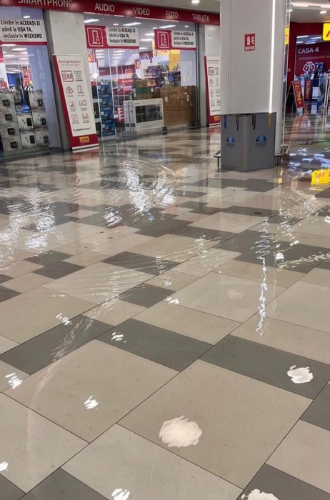 Mall inundat Sursă foto: Antena 3