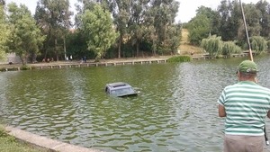 Accident misterios langa mallul din Cluj! Porsche Cayenne de 100.000 de euro, cazut in lacul Gheorghieni! Proprietarul e de negasit!