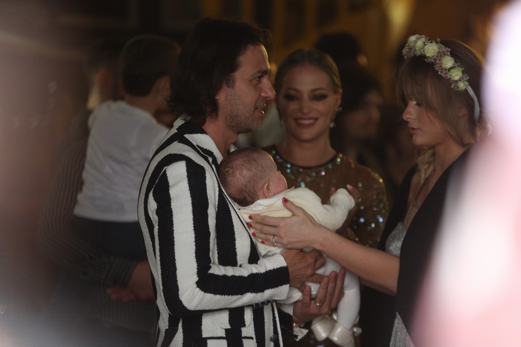 Nășica Delia, Răzvan Munteanu, mămica Oana Matache și micuța Jessica