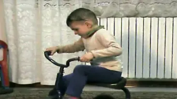 Număr spectaculos de echilibristică al ”Micului Hercule”. Ce poate să facă cu o tricicletă!