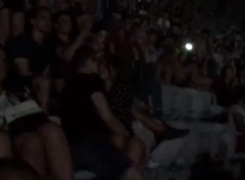 Iubire mare la Untold! Doi tineri și-au dat frâu liber pasiunii în timpul spectacolului