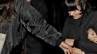 Si-a turnat si-n cap! Lily Allen si-a lasat copilul si sotul acasa si s-a imbatat de ziua ei!