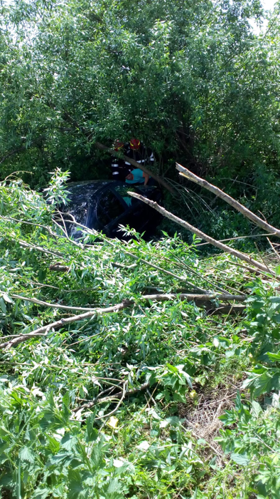 Accident dramatic, la ieșire din Timișoara. O mașină s-a răsturnat și trei persoane au ajuns la spital. FOTO