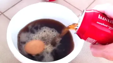 Ce se intampla daca bagi un ou in Coca Cola! Nu te-ai fi asteptat la asa ceva! VIDEO