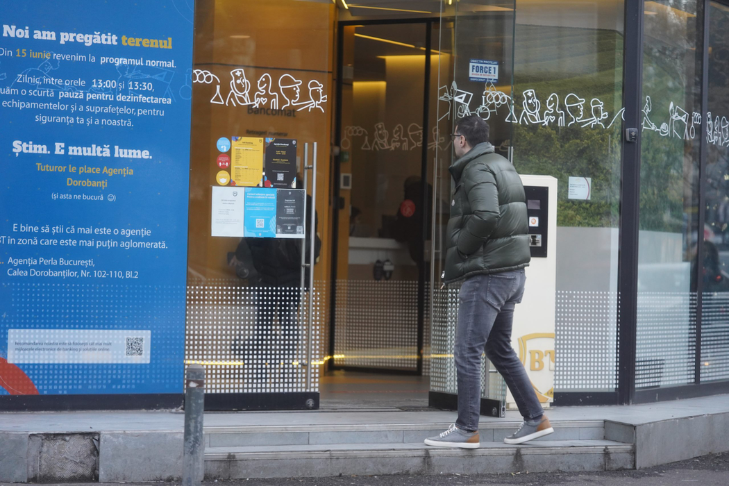 Toni Iuruc își așteaptă rândul la bancă (Foto: CANCAN.RO)