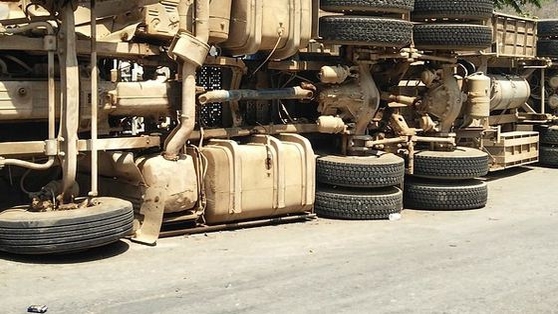 Un camion s-a răsturnat pe DN 2, în Ialomița. Șoferul a murit
