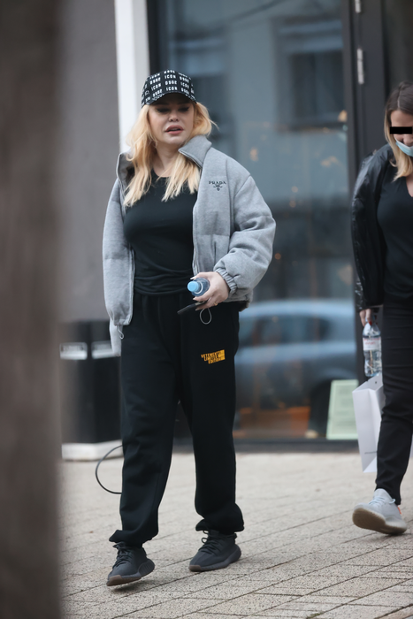Loredana Groza pare să fi "redescoperit" hainele largi, confortabile (Foto: CANCAN.RO)