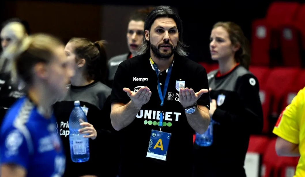 Mesajul optimist lui Adi Vasile, la Gala Mari Sportivi ProSport 2023, pentru naționala de handbal feminin prezentă la Mondiale: „E o încrucișare bună care ne dă speranțe. Cuvântul ușor nu există”. VIDEO