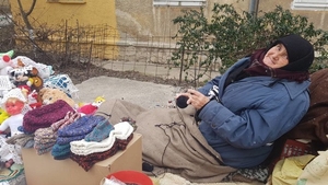 Ea este bătrâna din Năvodari care trăieşte pe stradă, în ger, după ce i-a murit fiul! Vinde căciuli făcute de ea