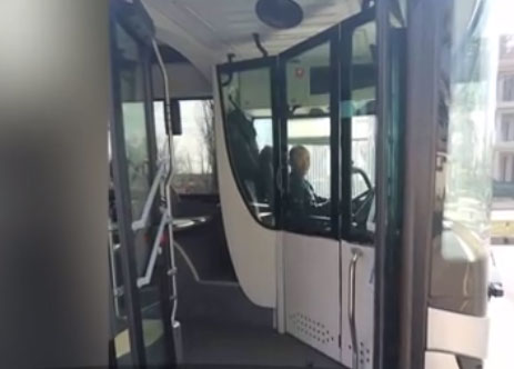 Şofer de autobuz din Constanţa, filmat în timp ce consumă alcool, la volan