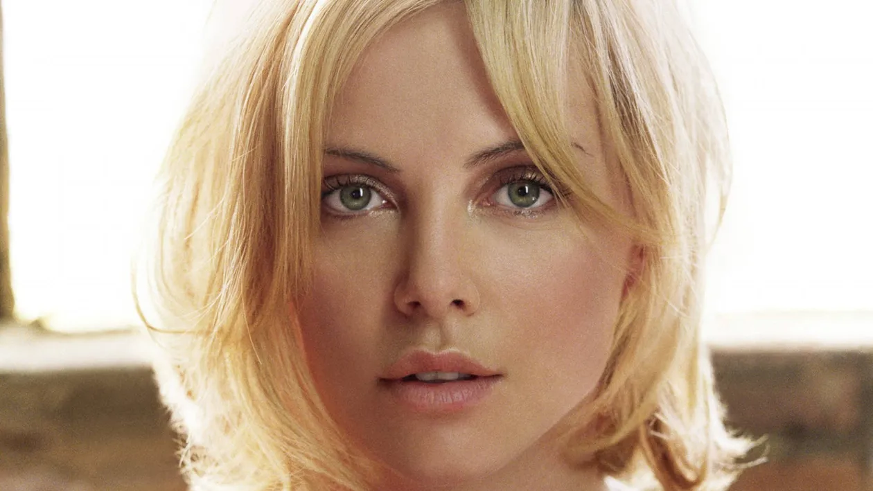 Actriţa CHARLIZE THERON, de nerecunoscut! S-a îngrăşat 15 kilograme şi a fost fotografiată aşa într-un parc