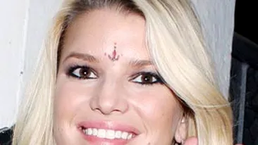 Jessica Simpson nu prea se spala pe dinti! Folosesc pulovarul sau apa de gura