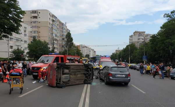 Accident grav în Constanța. O mașină s-a răsturnat, iar un tânăr a murit la spital. FOTO