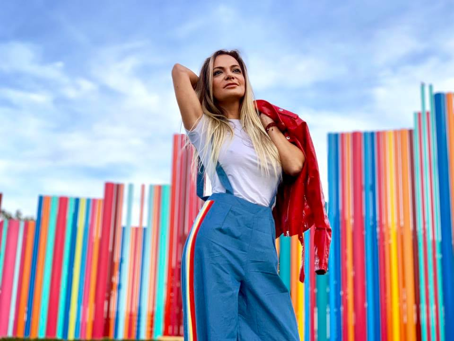 Andreea Antonescu, îndrăgostită lulea, deși nu a divorțat de Traian Spak. Cântăreața și noul iubit, surprinși sărutându-se cu patos. El e mai tânăr cu 10 ani și este un crai controversat
