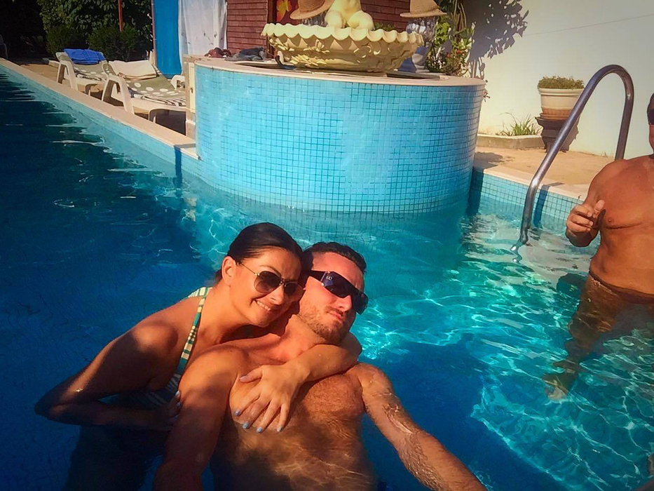Imagini fierbinţi! GABRIELA CRISTEA şi-a dezvăluit trupul la piscină, într-un costum de baie minuscul!