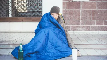 Ce șoc a avut o femeie din Iași după ce i-a dat 50 de lei unui cerșetor: Nu îți amintești de mine. Noi doi am...