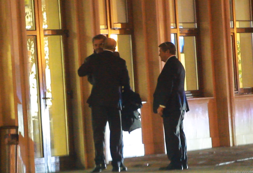Cozmin Gușă, într-o discuție cu Michael Peters și Mark Robertson, la Aeroportul Băneasa