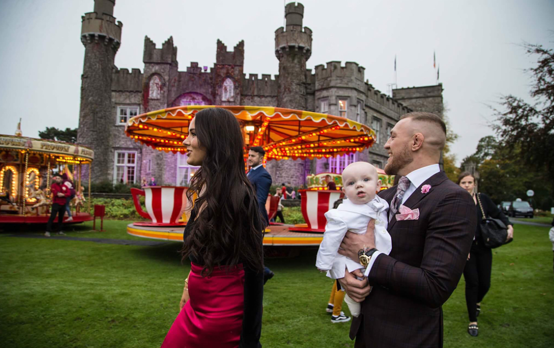 Luptătorul Conor McGregor şi-a creştinat fiul! Imaginile de la botezul micuţului sunt de poveste şi au lăsat pe toată lumea cu gura căscată
