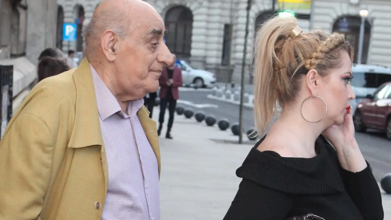 Oana Lis îl ia peste picior pe Viorel Lis când joacă la păcănele: ”Concentrare maximă”!