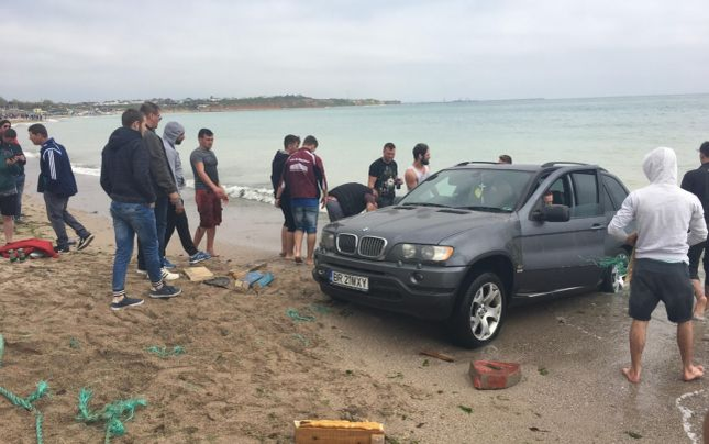 Un șofer teribilist a ajuns cu BMW-ul în mare, la Vama Veche! Ce amendă riscă să plătească