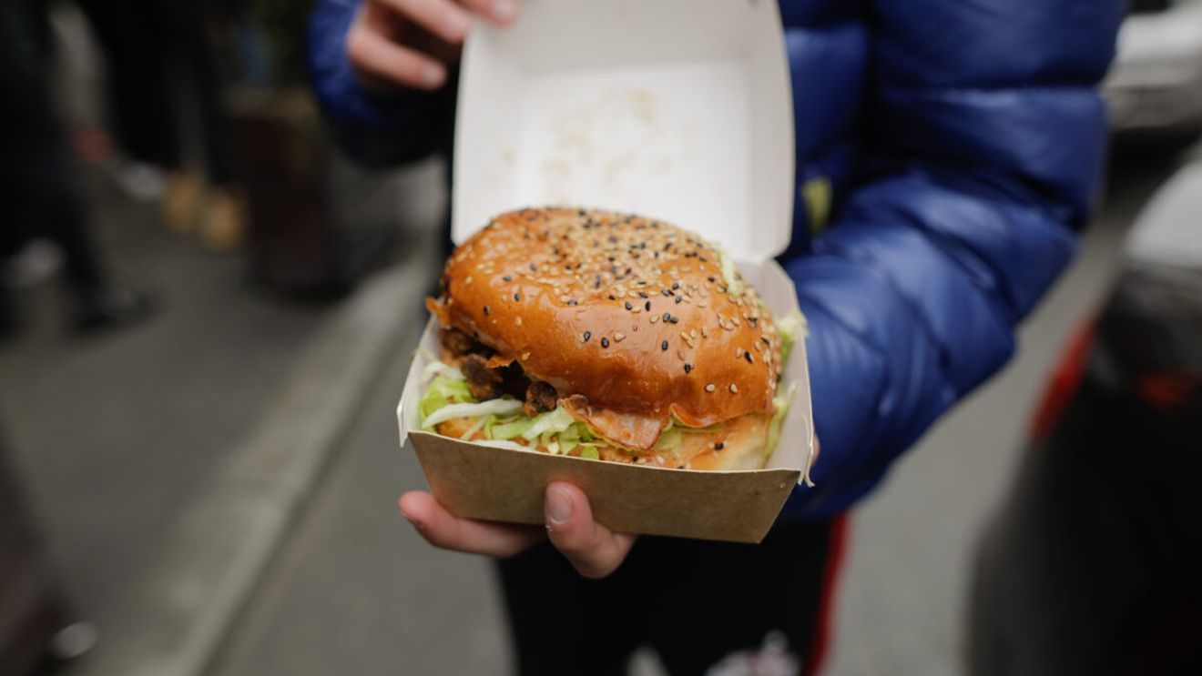 Cât a ajuns să coste un burger Dubai în restaurantele din România. E o adevărată experiență gastronomică!