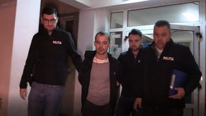 VIDEO ȘOCANT. Vânzătoare înjunghiată și jefuită într-un magazin din Arad. Atacatorul, eliberat recent din închisoare, a fost prins când voia să fugă din țară