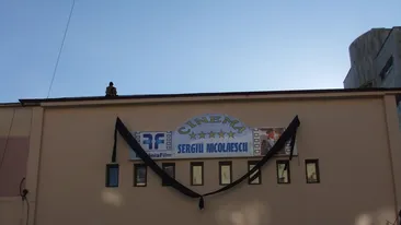 In memoriam! O pânză neagră de 10 metri acoperă cinematograful Sergiu Nicolaescu din Târgu-Jiu, oraşul natal al regizorului