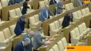 VIDEO Deputatii rusi voteaza pentru sute de colegi absenti!