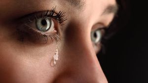 Ce a păţit o ucraineancă, mamă a 4 copii, într-o benzinărie de la noi. Când i-a văzut plăcuţa de înmatriculare, bărbatul a întrebat-o: "Ucraina?". Ce a urmat a lăsat-o pe femeie în lacrimi