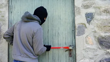 Un român și-a luat țeapa vieții în Grecia! Și-a lăsat banii la cazare și a rămas fără ei. Ce a observat pe camerele de supraveghere