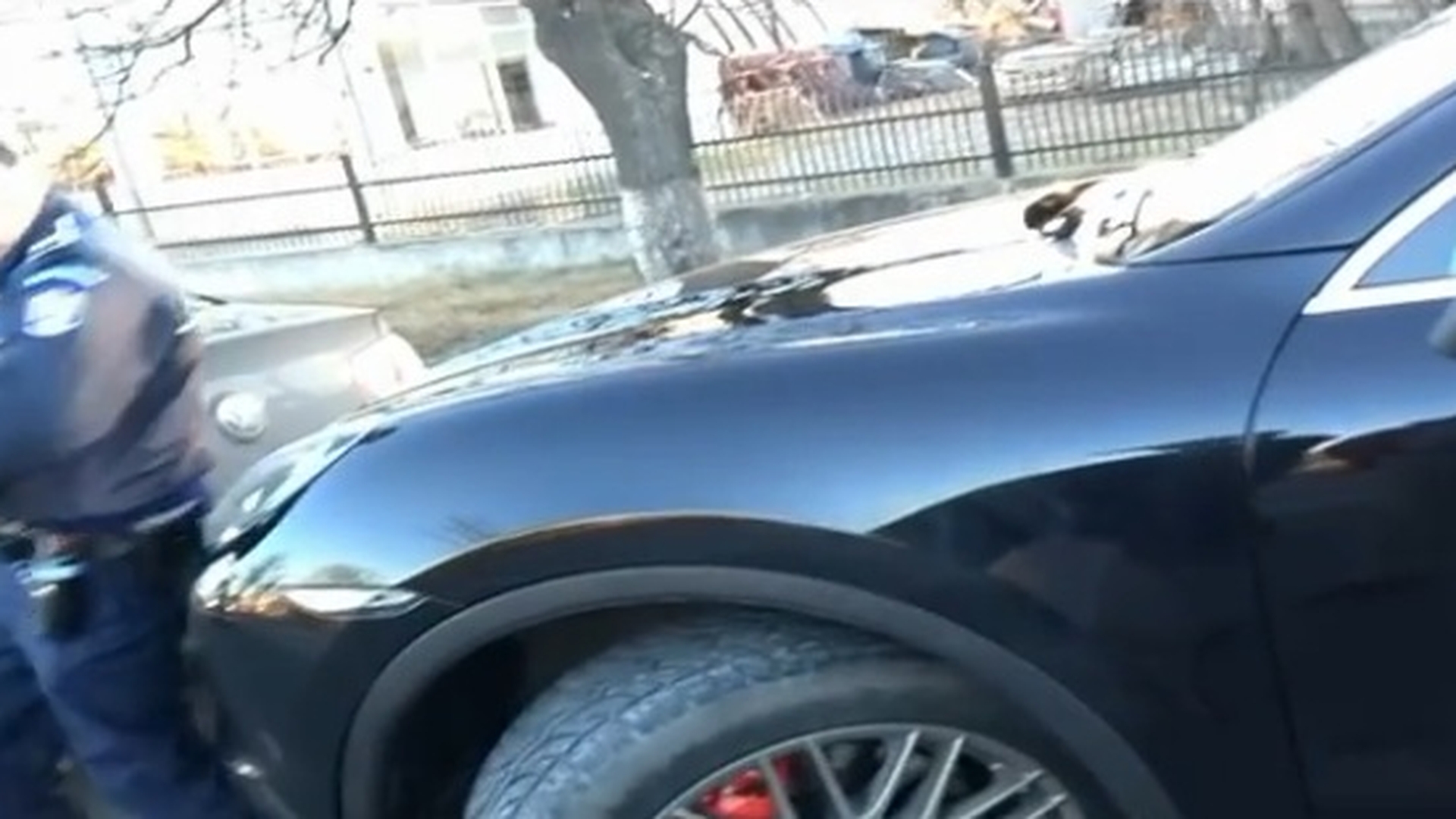Asa razbunare n-ai mai vazut! Povestea moldovencei furioase care l-a pus la pamant pe un politist, cu limuzina!