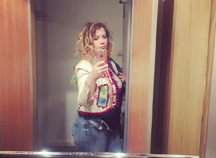 Oana Lis, cu fermoarul descheiat