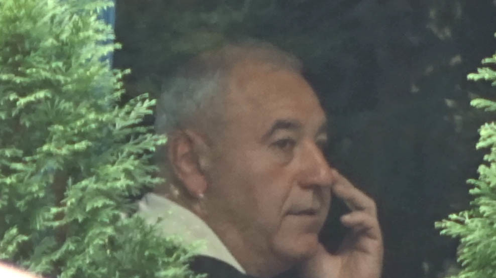 Dorin Cocoş vorbeşte la telefon
