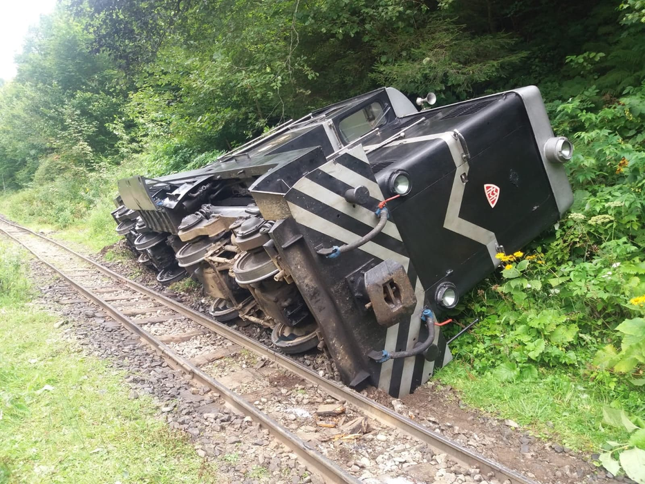 Locomotiva a sărit de pe șine