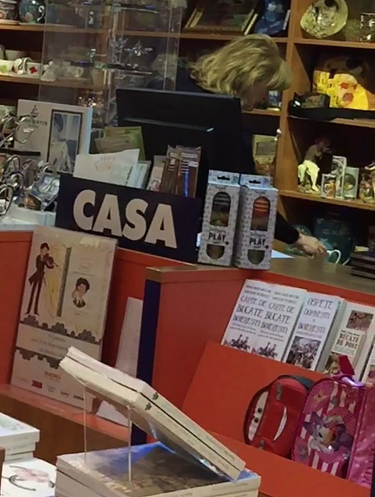 Maria Băsescu revine în zona unde sunt expuse picturile pe porţelan