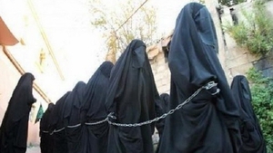Tinerele luate sclave sexuale de Statul Islamic sunt impinse la sinucidere
