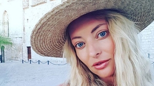 DELIA şi-a făcut o poză în camera, dar un detaliu intim a apărut în peisaj! Este vorba despre o jucărie... sexuală!
