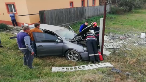 Accident incredibil în Argeș. O familie s-a trezit cu o mașină în curte - VIDEO