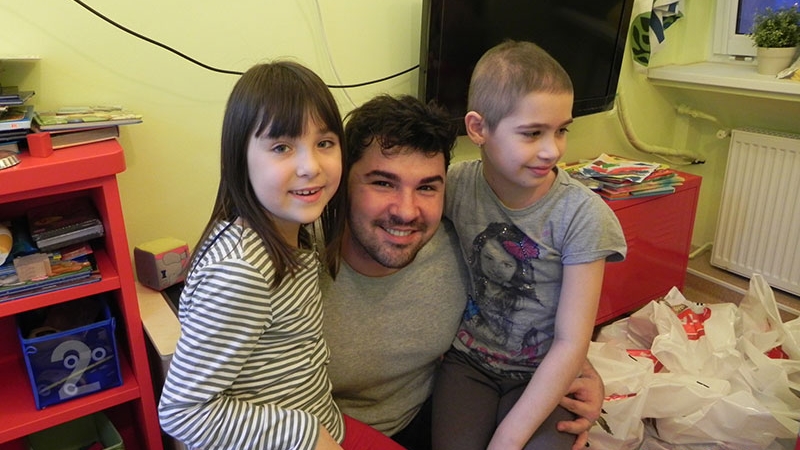 Dragos Chircu şi Compania 7 au adus un zâmbet pe feţele copiilor bolnavi de cancer