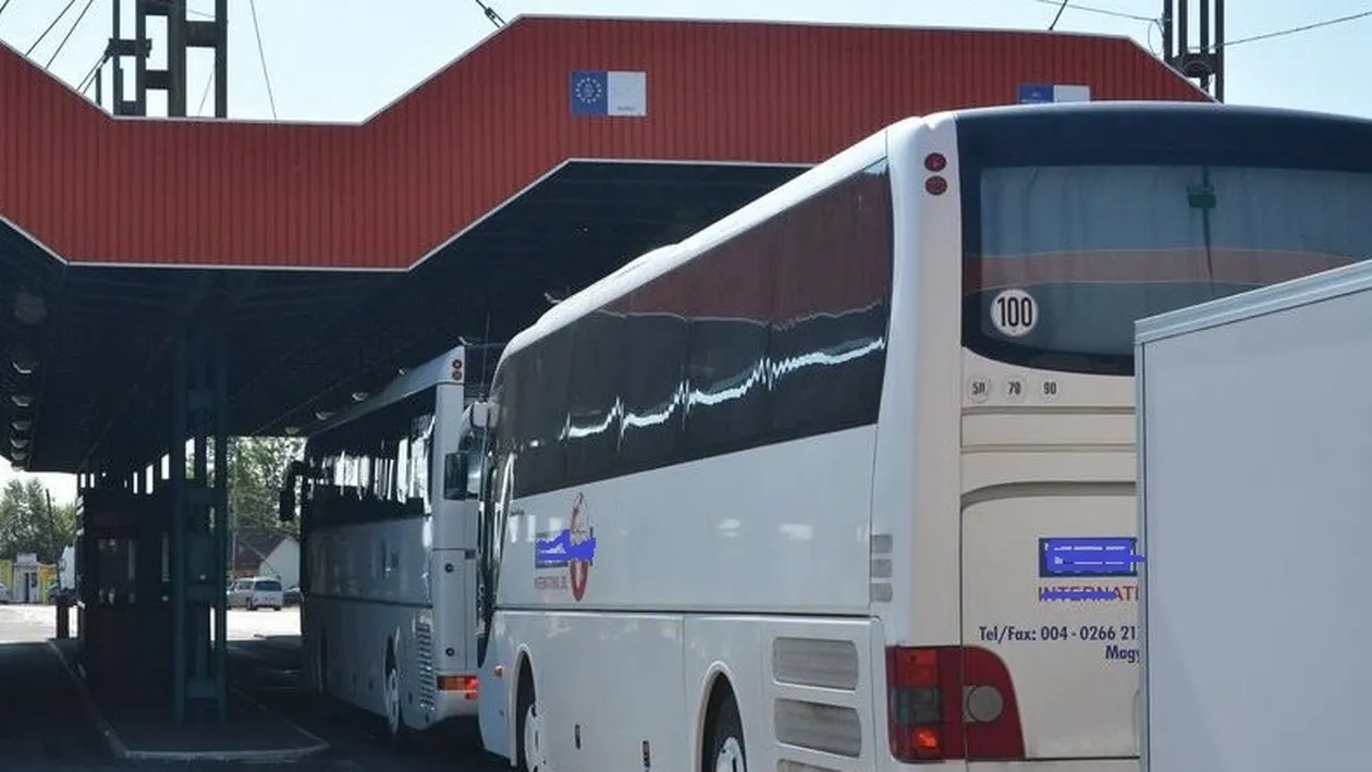 Un autocar plin cu români, venit din Italia, a fost oprit la vamă. Pasagerii, băgați în carantină